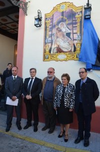 Inaugurado un azulejo cerámico en la fachada de la Casa de Hermandad de la Veracurz en Isla Cristina