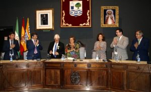 El Ayuntamiento isleño impone al escultor Carlos Silva Escobar la Medalla de la Ciudad