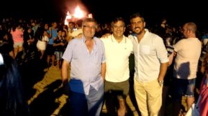 De izquierda a derecha, Juan Hernández, Francisco González y Natanael López ayer en la Hoguera de la Playa Central