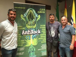 De izquierda a derecha, Natanael Lopez, Alejandro Fumado y Fredi Vaz junto al Cartel de Anfirock Sound Fest 2016