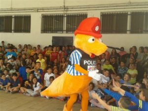 La mascota de los Juegos Europeos de Policías y Bomberos visita los colegios isleños