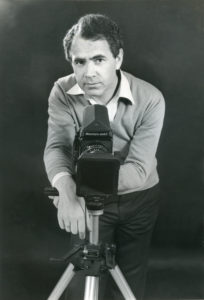 Pepe Arenas, en los 70, posa junto a una de sus cámaras