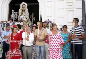 Isla Cristina adorna con flores a la Virgen del Carmen