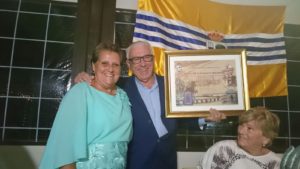 Antonia Grao entregó en nombre del Ayuntamiento a Juan Vázquez un Pergamino Conmemorativo