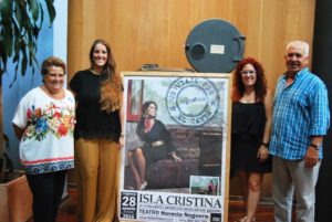 Grao, Argentina, Ortega y Ortiz junto al cartel del concierto benéfico