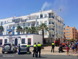 Los bomberos extinguen el fuego en una vivienda de Isla Cristina