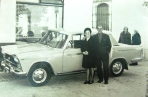Joaquín Romero y esposa delante de su Seat 1500