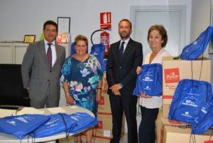 La alcaldesa isleña recepciona los kits escolares donador por La Caixa