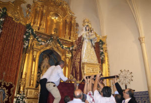 La Virgen del Rosario ya se encuentra en el Altar Mayor de la Parroquia de los Dolores