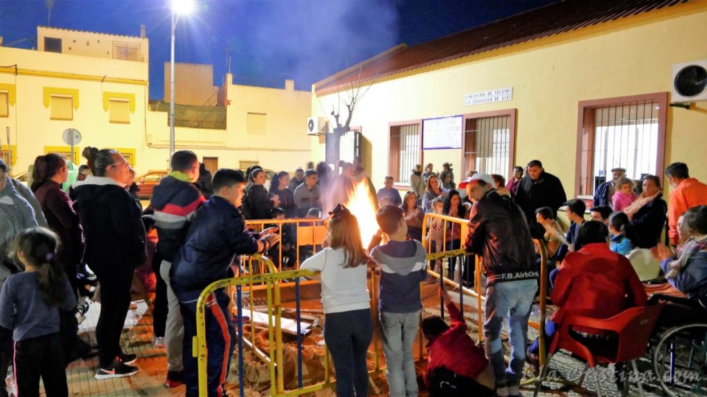 Zambomba con fiesta gitana en Isla Cristina para recibir la Navidad 2016