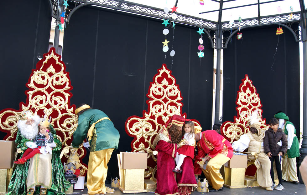 Los Reyes Magos recogen las cartas de los niños y niñas isleñas