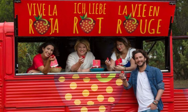 Isla Cristina y Manuel Carrasco protagonistas del vídeo promocional “Fresas de Europa, Vive la Roja”