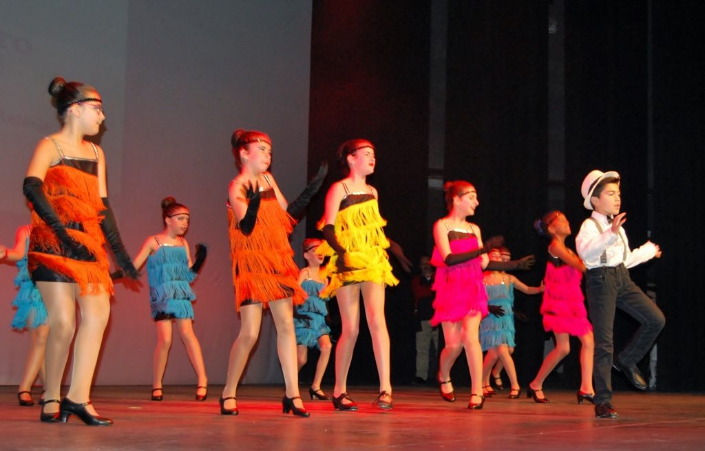 Mas de treinta grupos de niños bailan en Isla Cristina con el “Fes Dance Huelva”