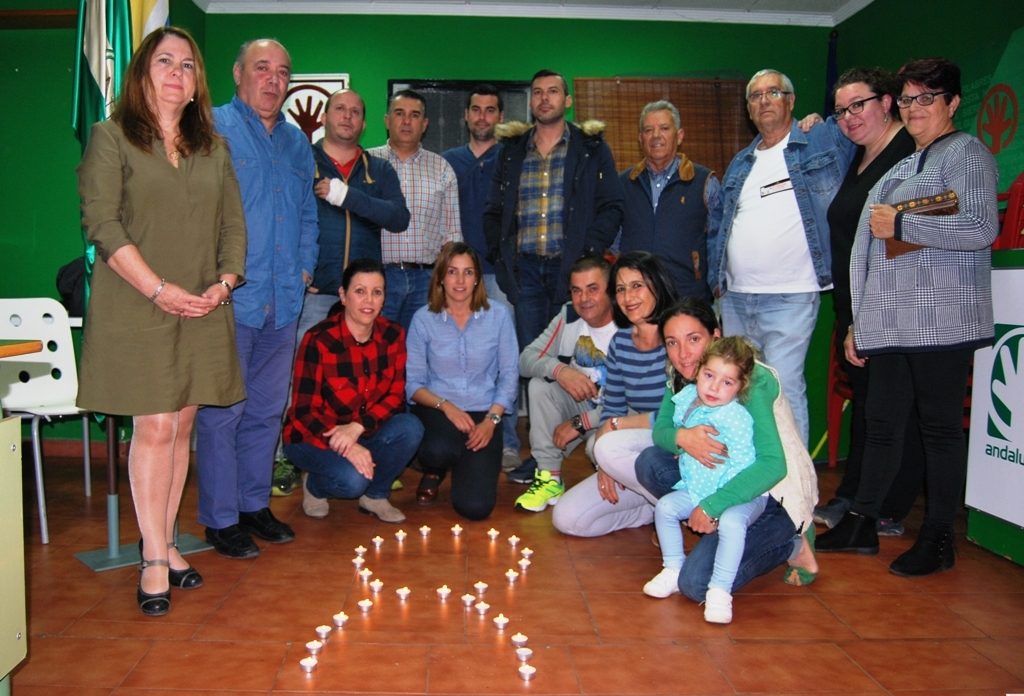 Los andalucistas isleños se reúnen alrededor de un lazo de velas en señal de luto por las Mujeres Asesinadas