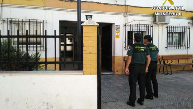 Un detenido en Isla Cristina por robar 24 jamones y vino de una carnicería