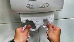 Las Cosas de Goyo “Secarse las manos en un lavabo público”.