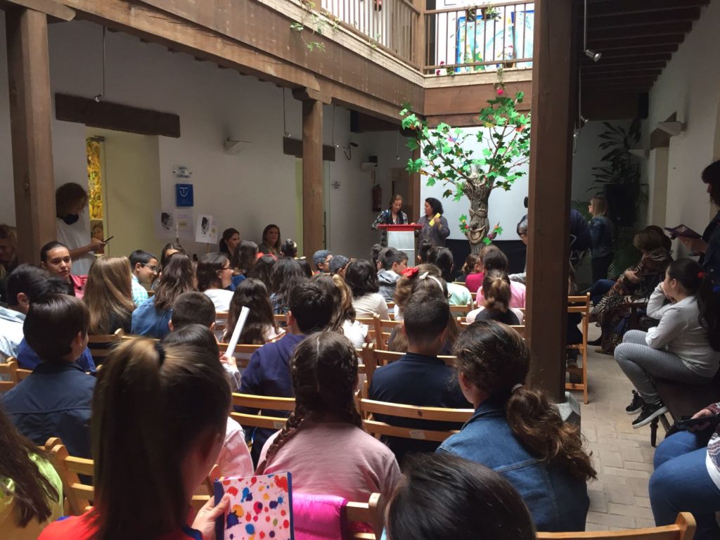 Cerca de un centenar de escolares isleños celebran el Día del Libro