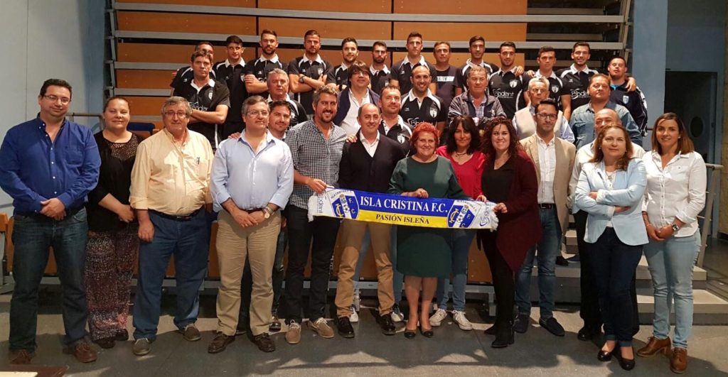 El Ayuntamiento recibe al Isla Cristina FC tras su ascenso a la División de Honor