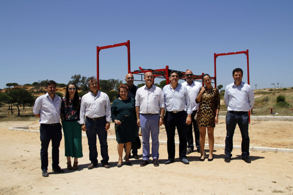 Los equipos de gobierno de Lepe e Isla Cristina visitan en Islantilla el nuevo parque de naturaleza aumentada 'El Camaleón'