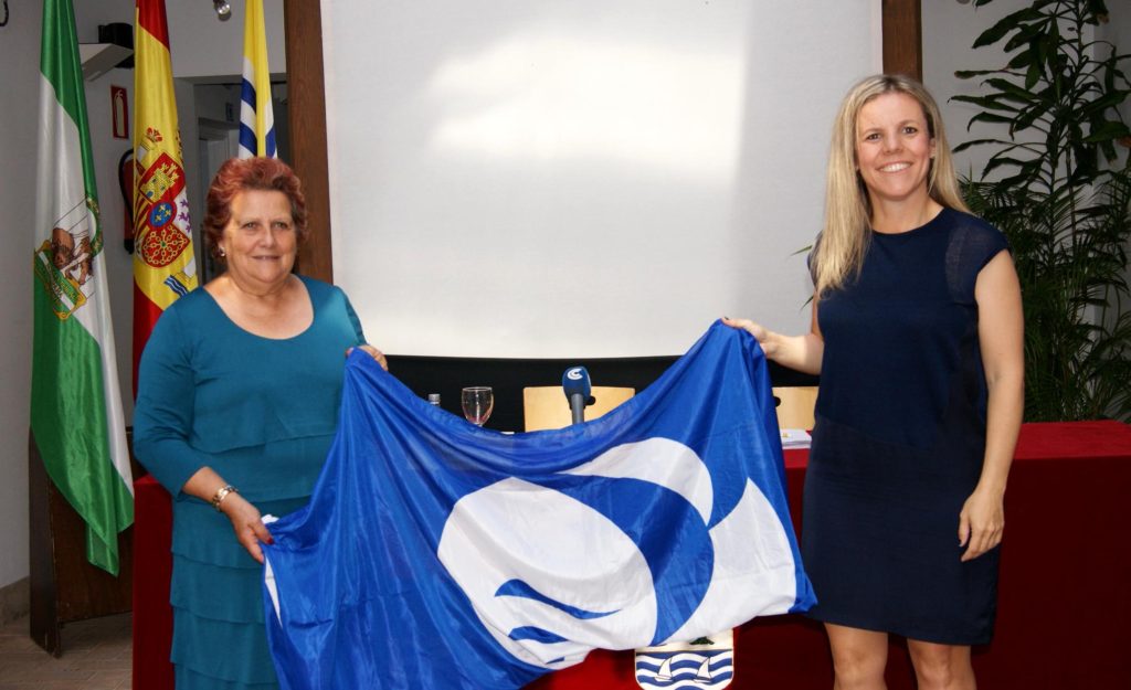 El Ayuntamiento isleño ofrece una rueda de prensa tras la concesión de las Banderas Azules
