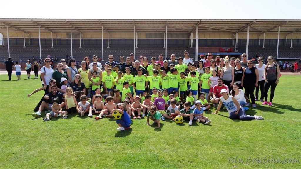 Juegos y diversión en la clausura de la Academia de Fútbol Base Isla Cristina