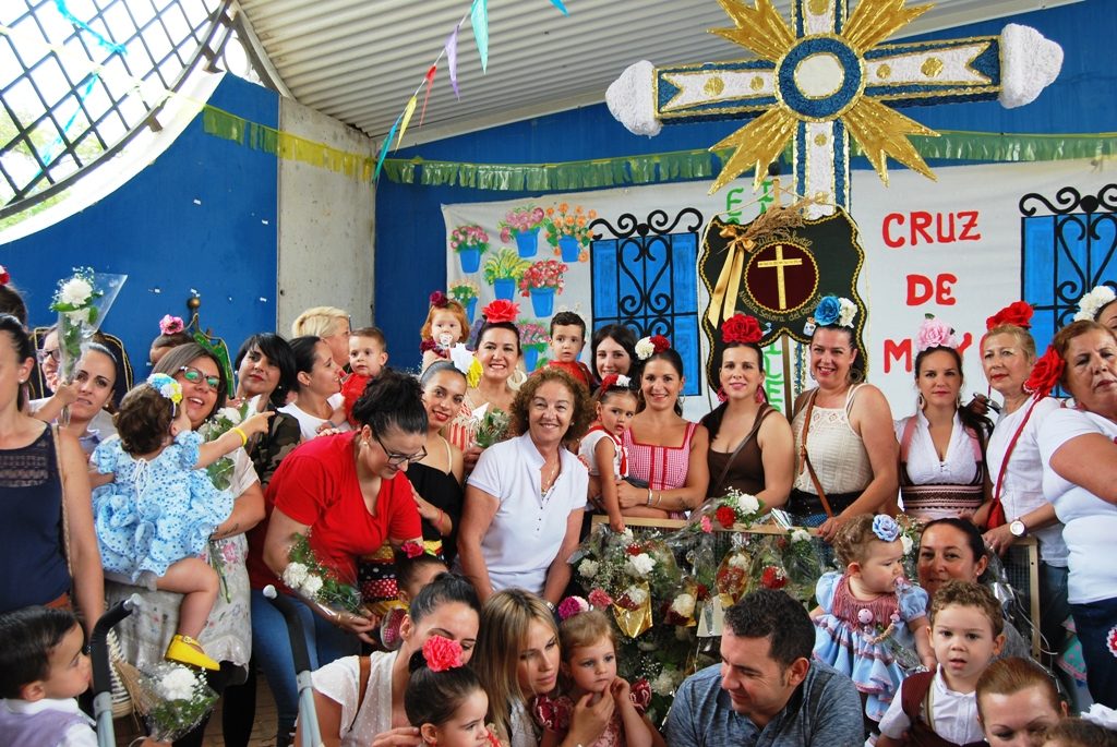 Las Escuelas Infantiles de Isla Cristina desfilaron con sus Cruces de Mayo