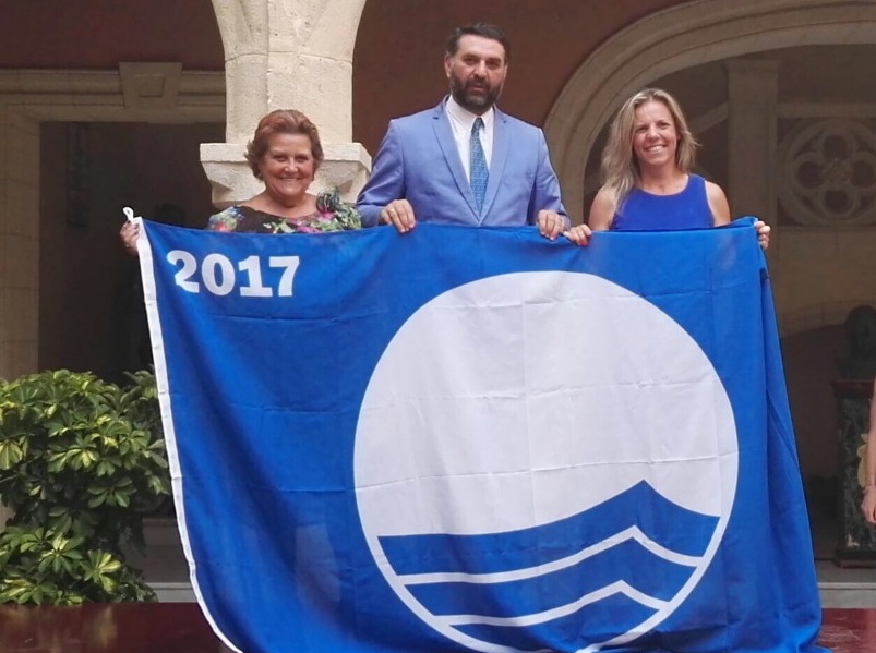 Recogidas las Banderas Azules de Isla Cristina