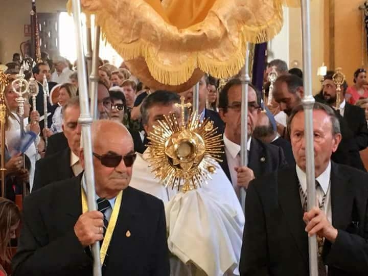 La Hermandad del Rocío de Isla Cristina participó en la Procesión del Corpus Christi