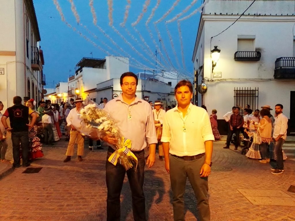 El ayuntamiento de Isla Cristina ofrenda con flores a la Virgen de La Esperanza