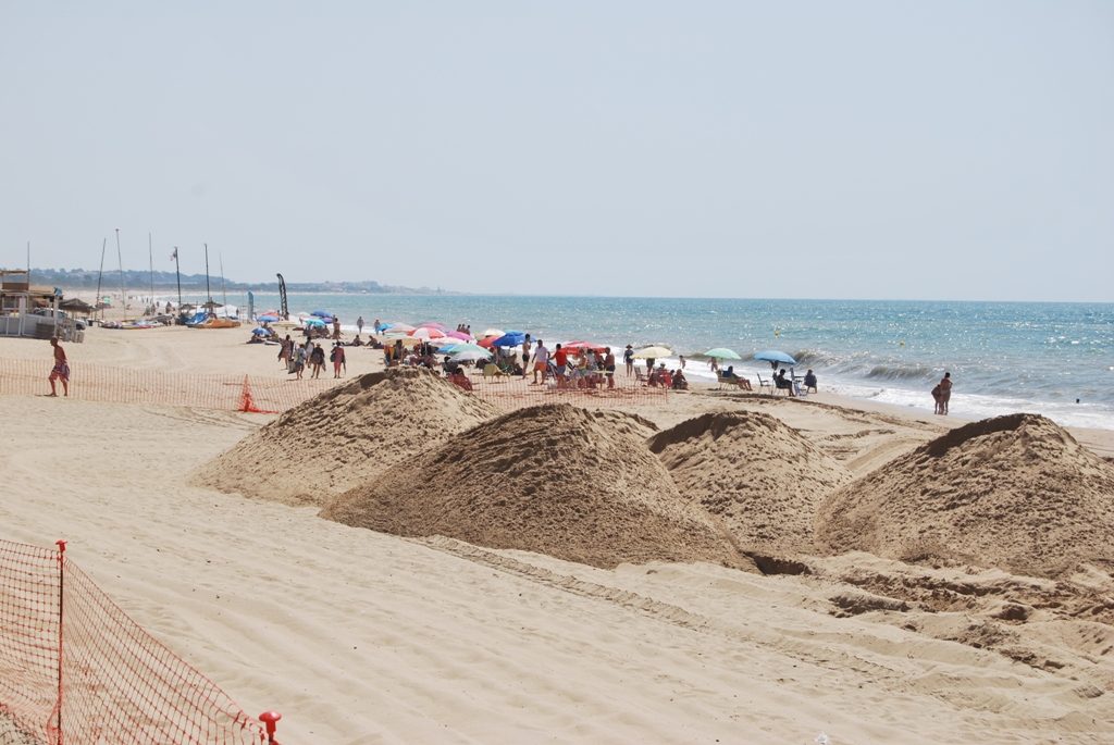 Comienzan los trabajos de relleno en la Playa Central de Isla Cristina