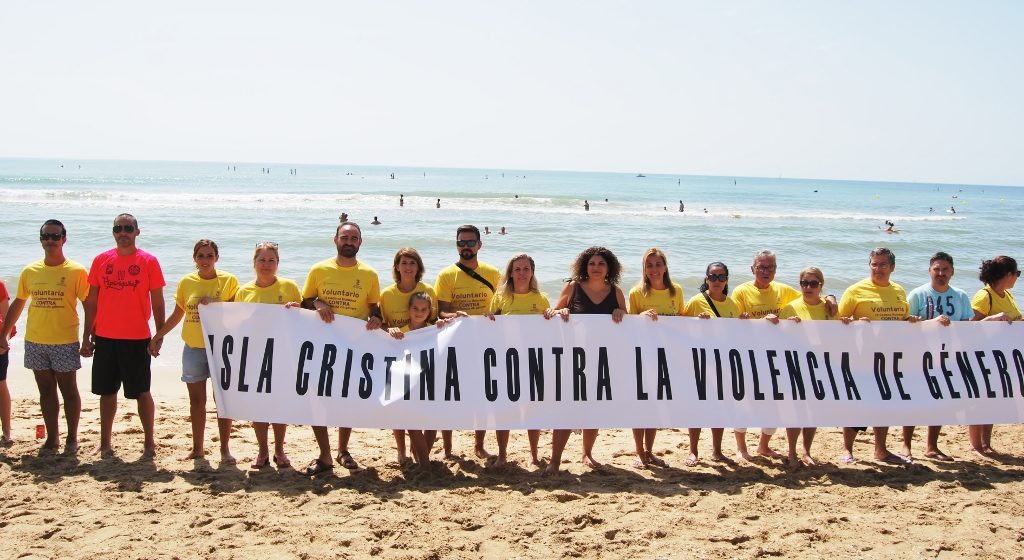 Éxito de participación en la II Cadena Humana Contra la Violencia de Género en las playas de Isla Cristina