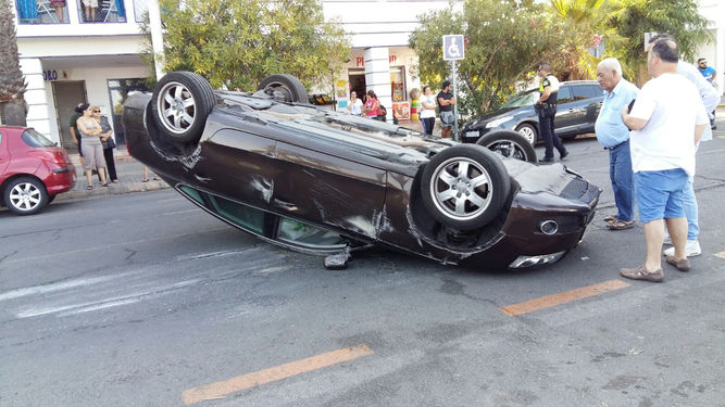 Vuelco de un vehículo en la avenida Federico Silva Muñoz de Isla Cristina