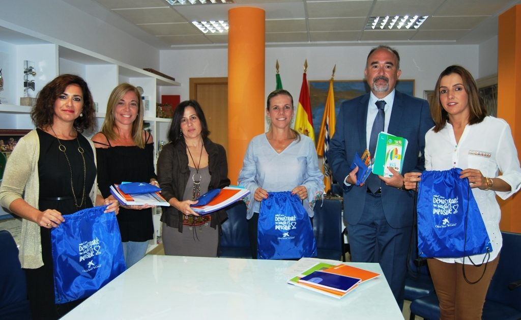 CaixaBank entrega kits escolares al ayuntamiento de Isla Cristina