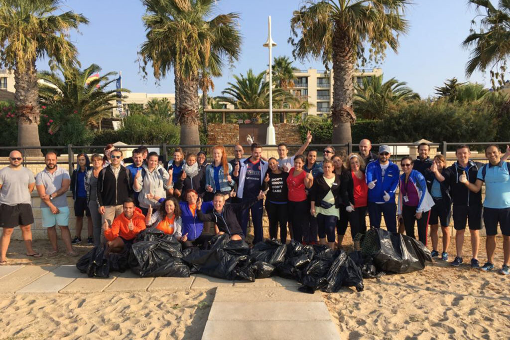 Mancomunidad colabora con la limpieza de playa fin de temporada de Hotel Family Life Islantilla