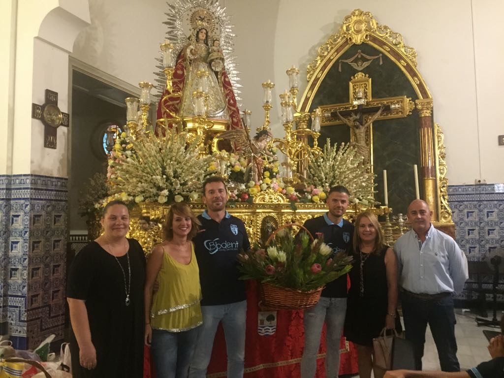 Ofrenda de Flores y Alimentos a la Virgen del Rosario por parte del Isla Cristina F.C.