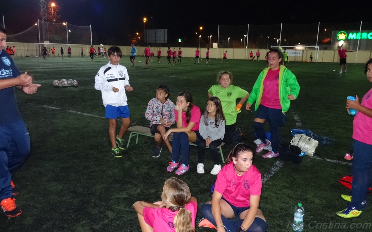 El Atlético isleño se lleva el derbi del fútbol femenino