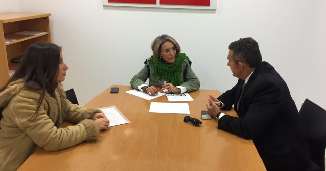 El PSOE de Huelva recibe a la asociación SOS Bebés Robados de la provincia