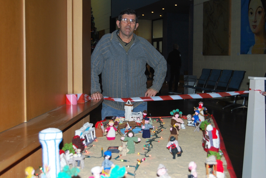 Instalan un Belén de Crochet en el hall del Teatro Municipal de Isla Cristina