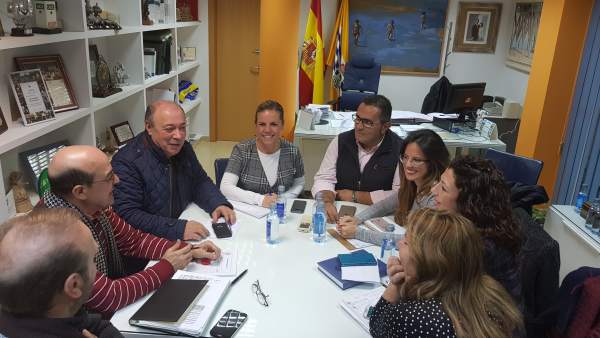 Junta y Ayuntamiento de Isla Cristina se reúnen para analizar proyectos sobre la cultura, el turismo y deporte