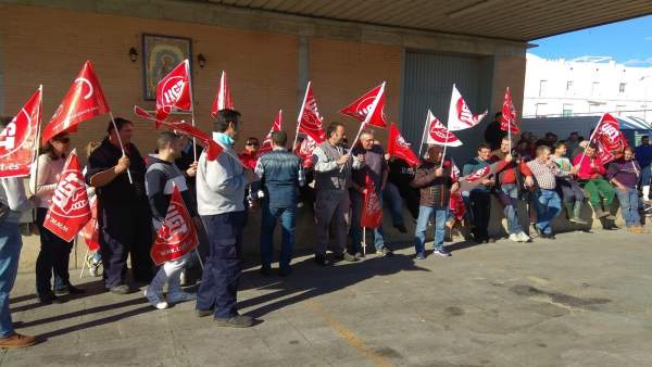 Trabajadores de la lonja de Isla Cristina reivindican sus salarios