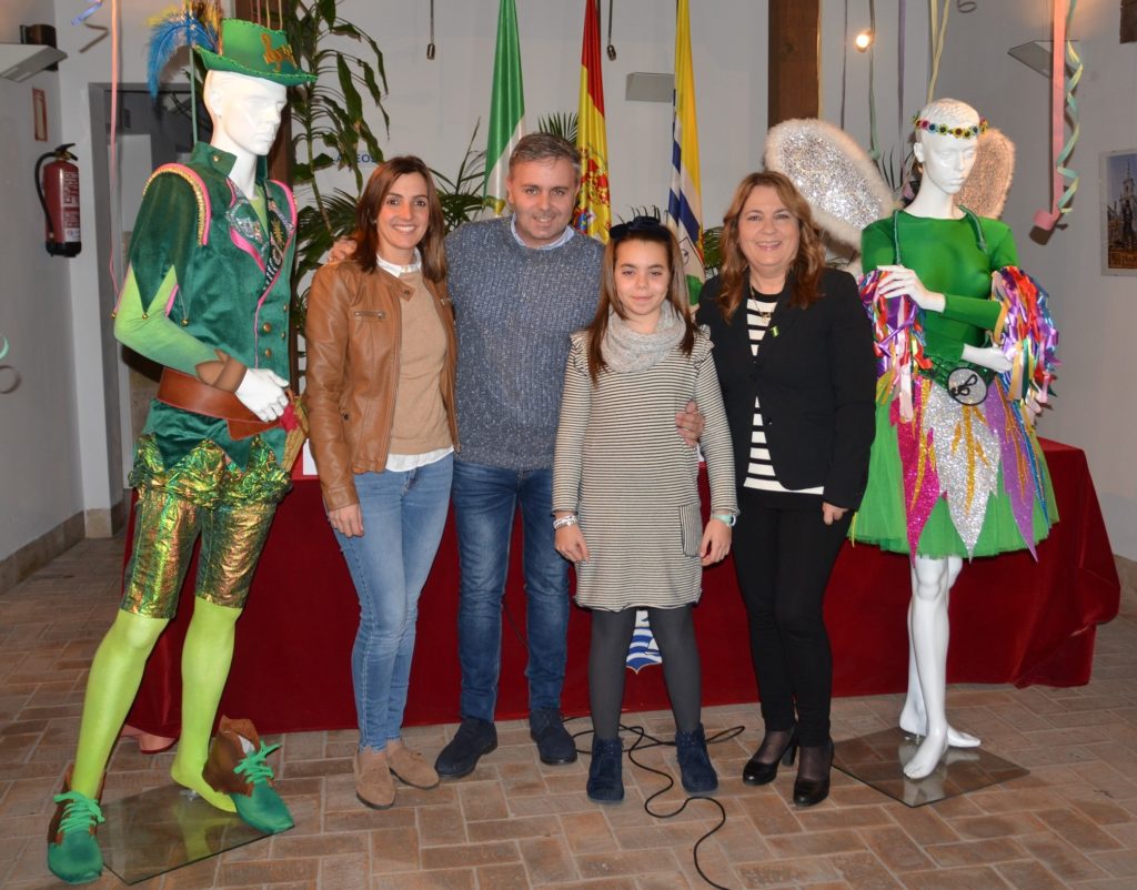 El pregonero 2017 Manuel González “Tubito”, dona su disfraz al Museo del Carnaval isleño