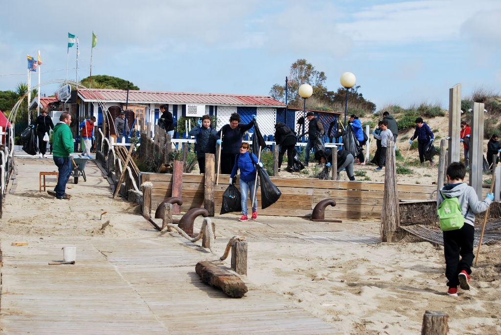Más de 200 voluntarios en la Campaña de Limpieza de las playas de Isla Cristina