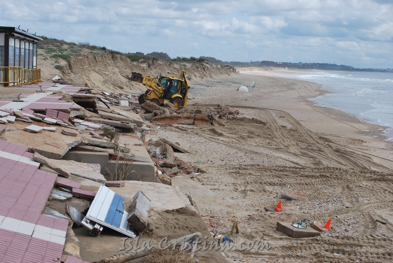 Comenzó la retirada de escombros de la Playa Central de Isla Cristina