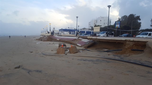 El temporal causa daños en el paseo marítimo y en la playa Central de Isla Cristina