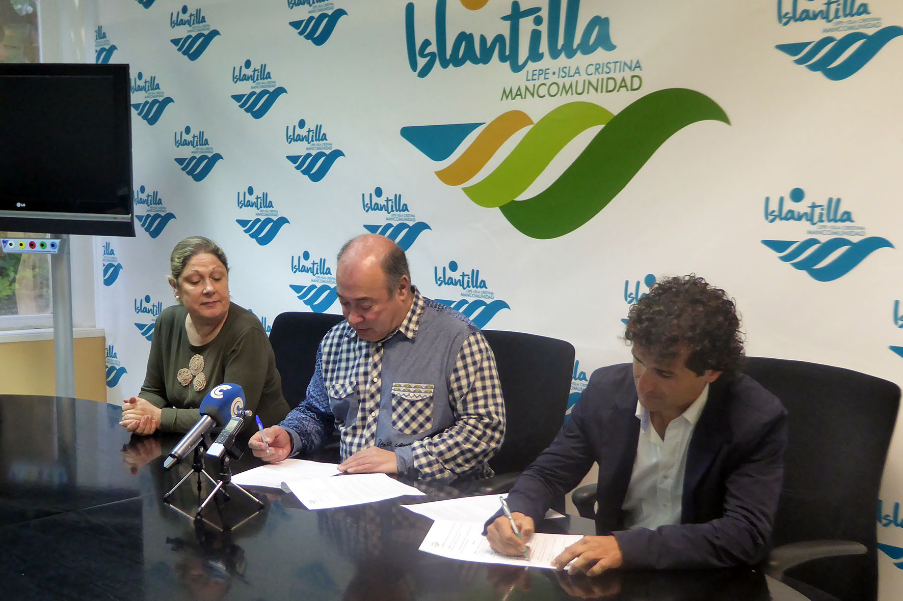 Firma del contrato para la gestión del Parque 'El Camaleón' y la Tirolina de Islantilla