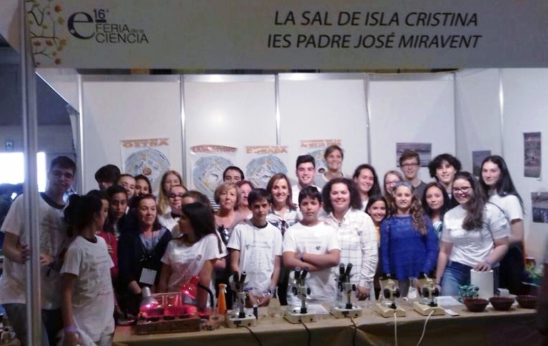 La Concejala de Educación isleña acompaña a los escolares a la Feria de la Ciencia de Sevilla