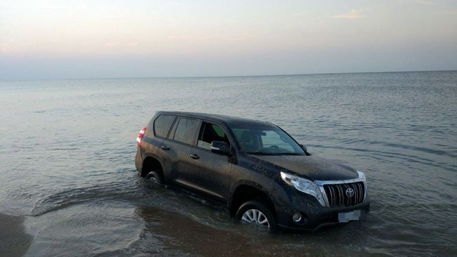La Guardia Civil interviene en la playa de isla un coche robado