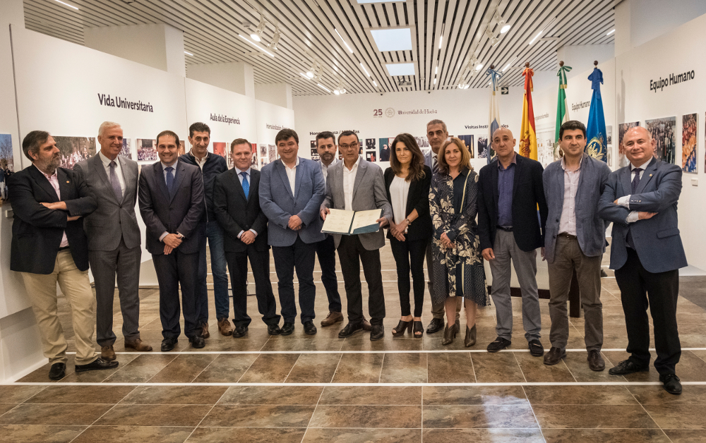 Instituciones y agentes sociales firman un pacto para la llegada del AVE a Huelva