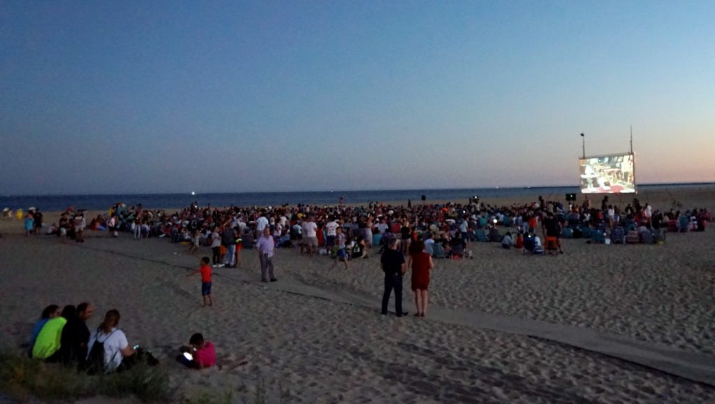 El Cine en la Playa llega a Isla Cristina con gran éxito de convocatoria