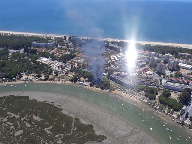El Infoca interviene un incendio en el paraje 'Marismas de Isla Cristina'